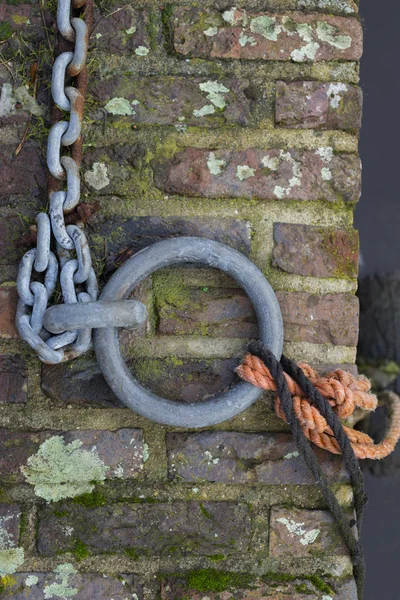 Rostige Metallkette Auf Dem Bürgersteig — Stockfoto