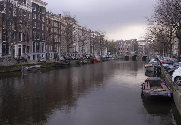 Amsterdam, Nederland-02 april, 2019: traditionele oude ingebouwde — Stockfoto