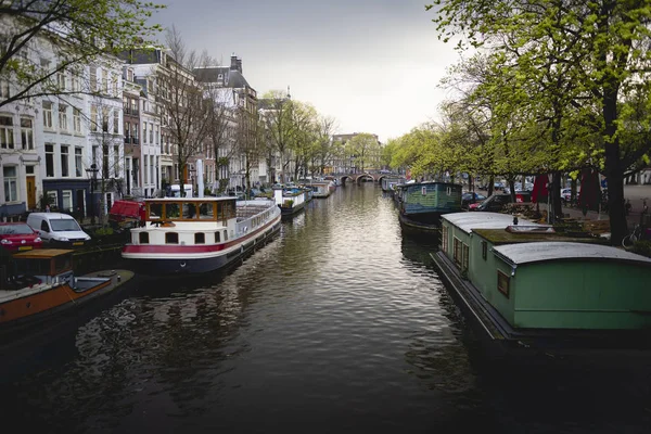 Amsterdam, Nederland-02 april, 2019: traditionele oude ingebouwde — Stockfoto