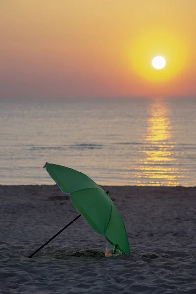 Pôr do sol sobre a praia em Katwijk, Países Baixos — Fotografia de Stock