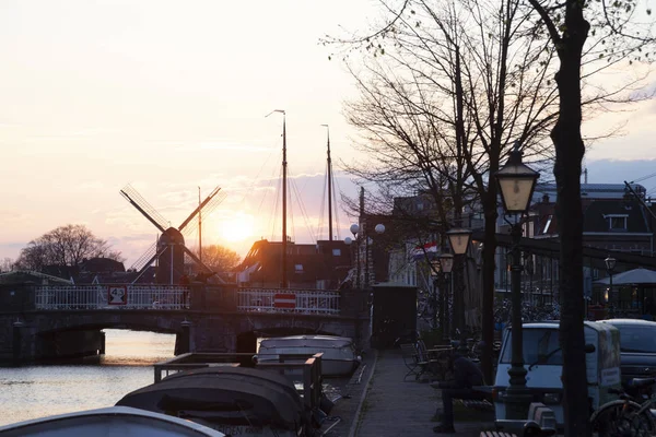 Obraz západu slunce nad Leidenem, Nizozemsko — Stock fotografie