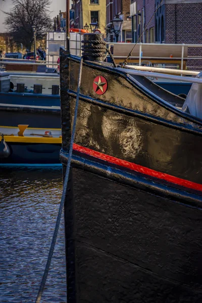 Tradiční holandské lodě v přístavu Leiden, Nizozemsko — Stock fotografie
