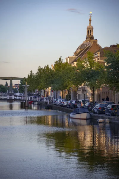 Reflexão de fachadas holandesas tradicionais, torre da igreja e canal — Fotografia de Stock