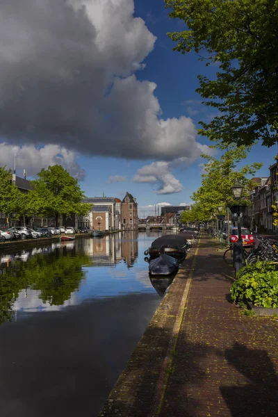 12 Mayıs 2019, Leiden, Hollanda, Canal sokak sonra ağır r — Stok fotoğraf