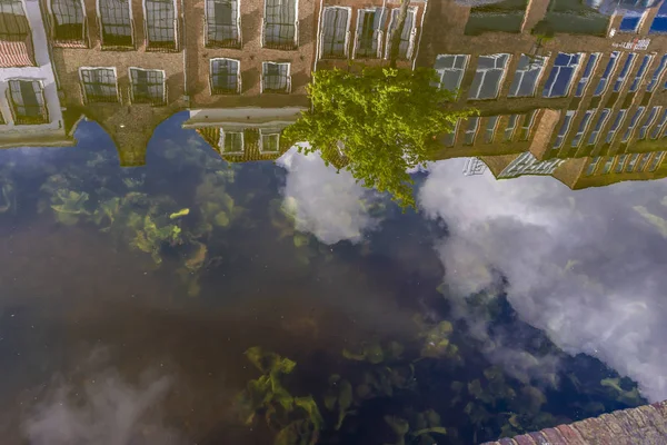 Reflexão das tradicionais fachadas holandesas e da rua do canal — Fotografia de Stock