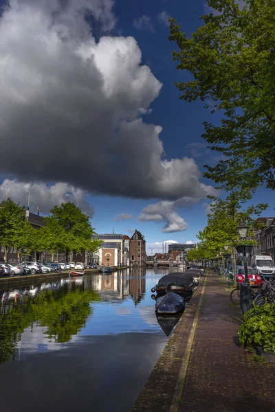 12 maja 2019 Leiden, Holandia, tradycyjne holenderskie fasady i c — Zdjęcie stockowe