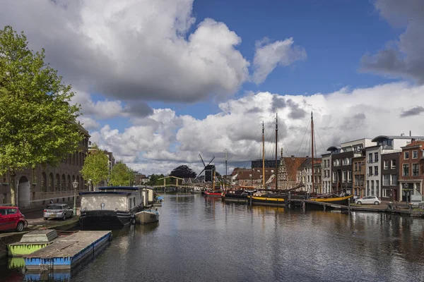 12. květen 2019 Leiden, Nizozemsko, tradiční holandské fasády a c — Stock fotografie