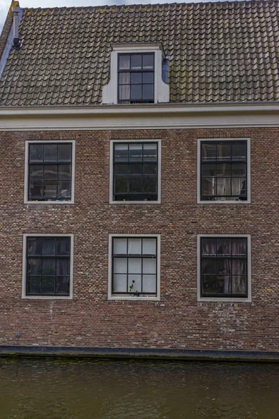 Leiden, Países Bajos: Reflexión de las casas holandesas tradicionales en — Foto de Stock