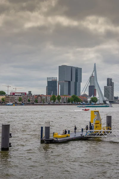Bekijk de zakenwijk Port of Rotterdam en de skyline van de rivier met — Stockfoto
