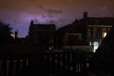 Pencere camına yağmur damlaları, pencere yağmuru bulanık şehir ışıkları, 