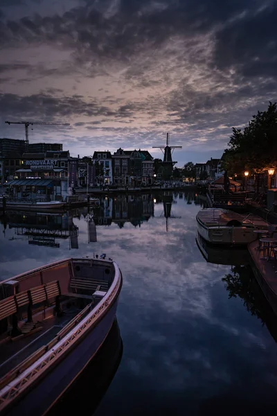 Ολλανδία Λέιντεν, θέα της αυγής το πρωί με τα σπίτια, — Φωτογραφία Αρχείου