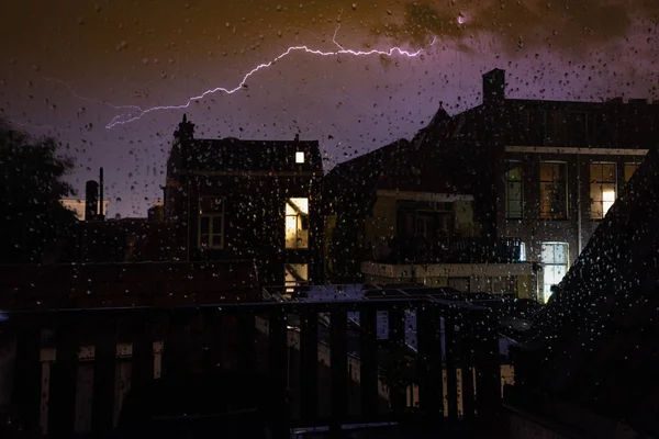 Des gouttes de pluie sur une vitre, de la pluie de fenêtre brouillaient les lumières de la ville , — Photo