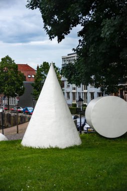 10. 15 Haziran 2019, Gorinchem , Hollanda : Geometrik şekiller 
