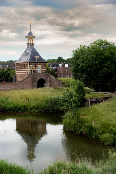 Gorinchem, Hollanda'daki kapı ve yel değirmenine bakış