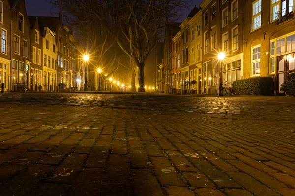 Nocny obraz pięknego miasta Leiden, Holandia — Zdjęcie stockowe