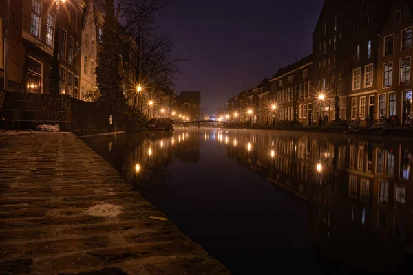 Imagen nocturna de la hermosa ciudad de Leiden, Países Bajos — Foto de Stock