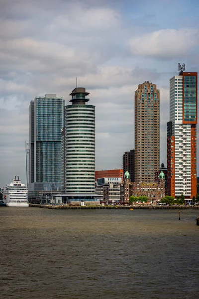 Rotterdam/Nizozemsko-květen 31, 2019: moderní architektura — Stock fotografie