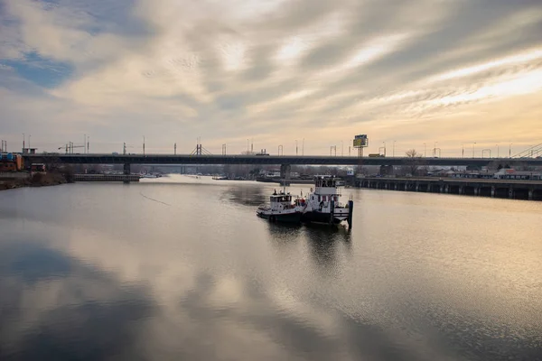 Beau paysage fluvial au lever du soleil, Belgrade, Serbie — Photo