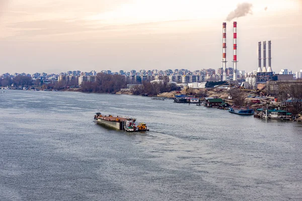 Gün doğumunda güzel nehir manzarası, Belgrad, Sırbistan 