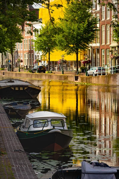Tradiční holandské fasády Leiden, Nizozemsko — Stock fotografie