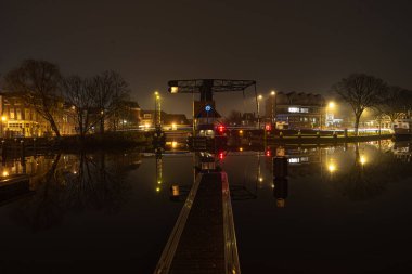 Leiden, Hollanda-Aralık 22, 2017: sokaklar gece çekim o