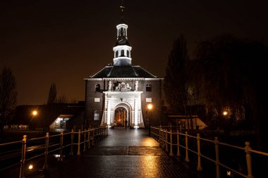 Leiden, Hollanda-Aralık 22, 2017: sokaklar gece çekim o
