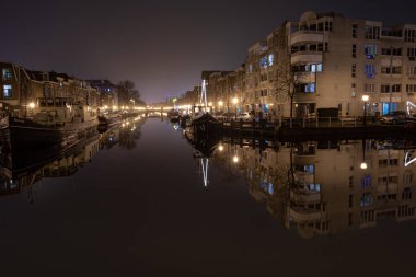 Leiden, Hollanda-Aralık 22, 2017: sokaklar gece çekim o