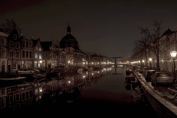 Leiden, PAÍSES BAJOS - 22 de diciembre de 2017: Foto nocturna de calles o — Foto de Stock