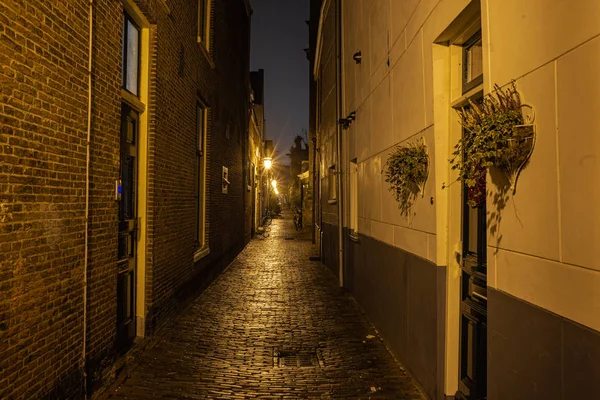 Natt skott på gatorna i Leiden, Nederländerna — Stockfoto