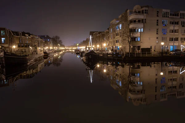 Leiden, PAÍSES BAJOS - 22 de diciembre de 2017: Foto nocturna de calles o — Foto de Stock