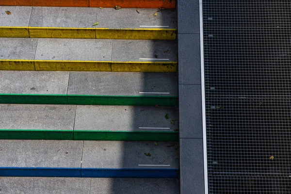 Kolorowe betonowe schody malowane w kolorach tęczy — Zdjęcie stockowe