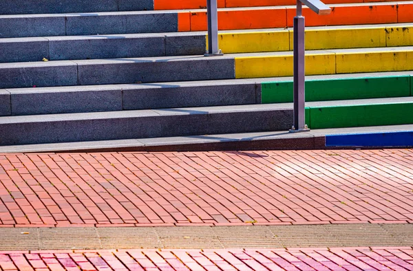 Escaliers en béton coloré peints aux couleurs de l'arc-en-ciel — Photo