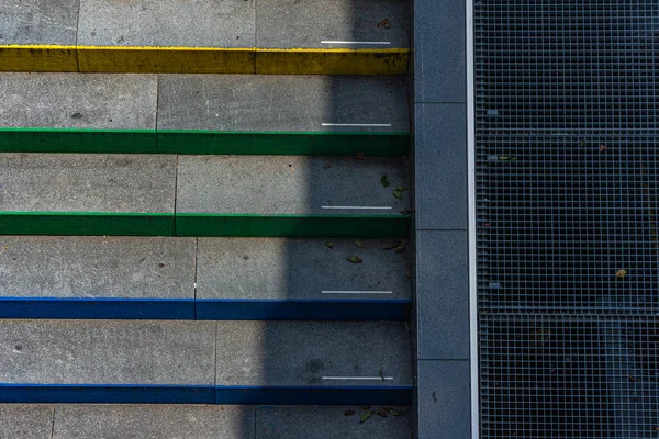 Escaliers en béton coloré peints aux couleurs de l'arc-en-ciel — Photo