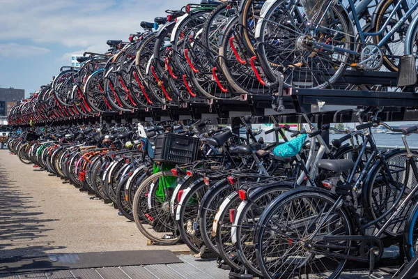 Amsterdam, Niederlande - 30. juli 2019: fahrradabstellplatz an der a — Stockfoto