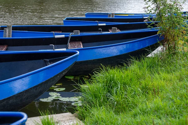 Barcos azuis e bonitos no canal perto da fazenda Zoetwourde, Nether — Fotografia de Stock