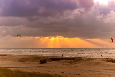 Canlı sıcak renklerle güzel okyanus manzarası gün batımı