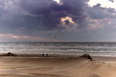 Canlı sıcak renklerle güzel okyanus manzarası gün batımı