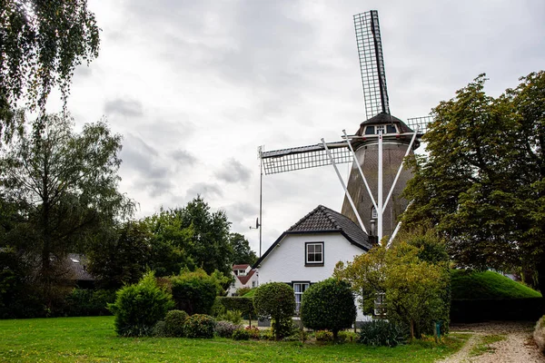 De Keetmolen es un molino de viento en Ede, Países Bajos, uno de hist ciudad — Foto de Stock