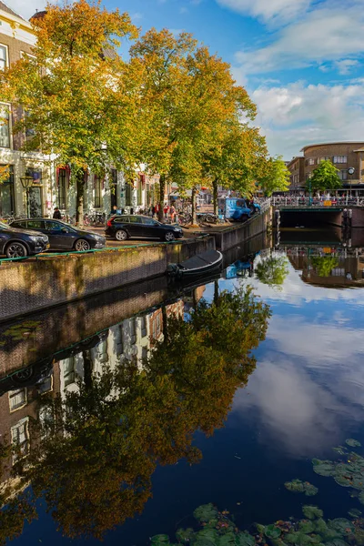 Leiden, Nizozemsko, 3. října 2019, Canal street in the center — Stock fotografie