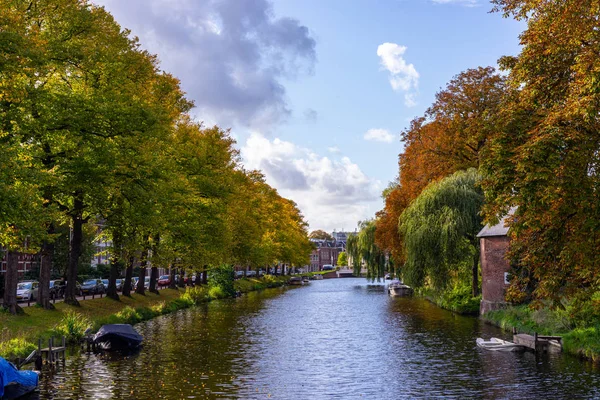 Uitzicht vanaf de Jan van Houtbrug, Leiden, Nederland — Stockfoto