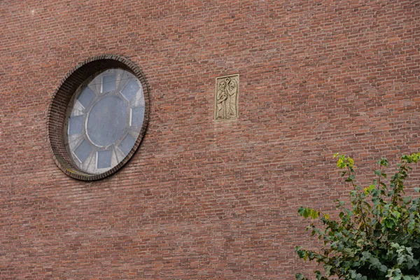 Detalhes da fachada de Sint-Antonius van Paduakerk em Ede — Fotografia de Stock