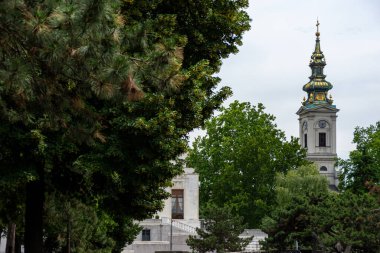Belgrad, Sırbistan, 15 Haziran 2020: Ortodoks Kutsal Başmelek Michael Kilisesi (Sırpça: Saborna crkva) saat kulesiyle Sırbistan 'ın Belgrad kentinde. 