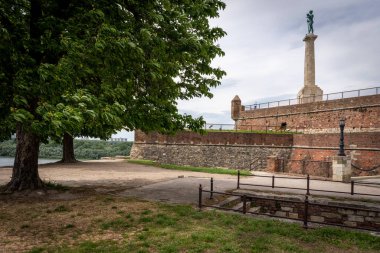 Kentin simgesi olarak Kalemegdan kalesi ve Victor Heykeli, Sava ve Tuna 'nın birleşiminin manzarası 