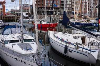 27 Temmuz 2019, Scheveningen, Lahey, Hollanda, Avrupa. Scheveningen Marina 'da yelkenli, şamandıra ve ahşap havuzlar