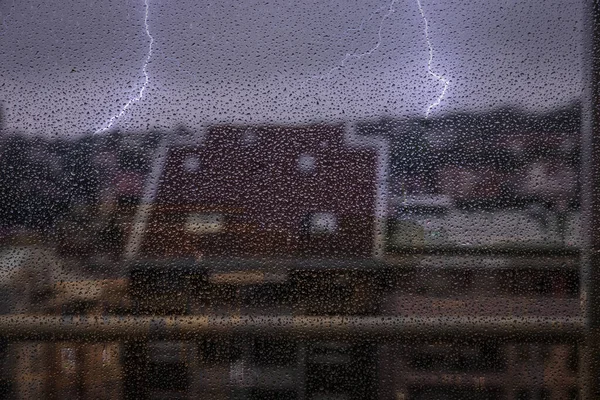 街中の夏の嵐の夜の撮影 — ストック写真