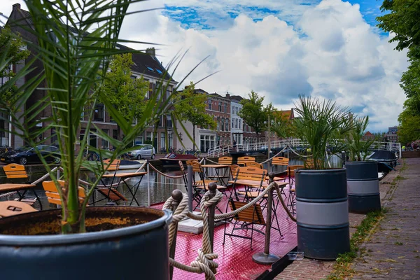 Zamknięta Restauracja Czerwonej Barce Pod Białymi Chmurami Czekająca Gości Leiden — Zdjęcie stockowe