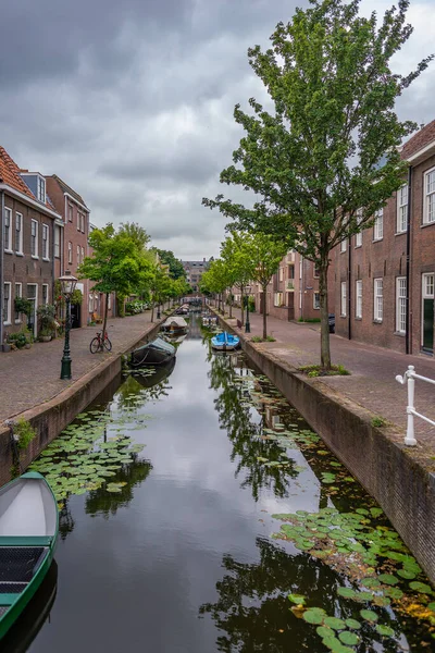 Canal Street Centrum Leiden Holandia Typowymi Holenderskimi Domami Refleksją Wodzie — Zdjęcie stockowe