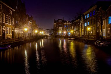 Hollanda 'nın güzel Leiden şehrinin gece görüntüsü.