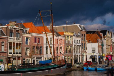Leiden, Hollanda, 05 Kasım 2020, Şiddetli yağmurdan önce geleneksel Hollanda cepheleri, gemileri ve kanal caddeleri