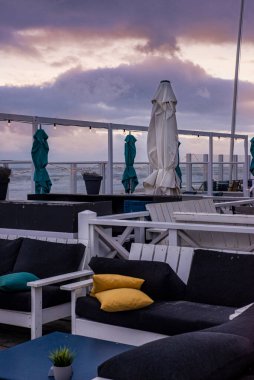 Hollanda Katwijk 'te, bulutların altındaki plajda bir restoran.